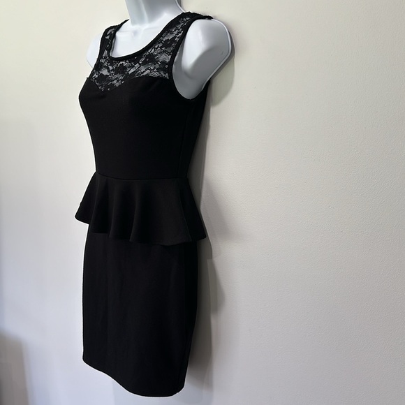 Peplum lace dress - Picture 3 of 4